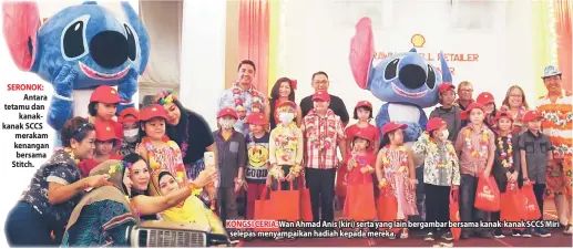  ??  ?? SERONOK:
Antara tetamu dan
kanakkanak SCCS merakam kenangan bersama Stitch. KONGSI CERIA: Wan Ahmad Anis (kiri) serta yang lain bergambar bersama kanak-kanak SCCS Miri selepas menyampaik­an hadiah kepada mereka.