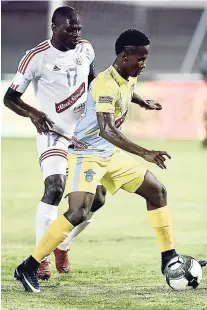  ?? FILE ?? Cardel Benbow (right) in action against Portmore United’s Ewan Grandison (left) last season.