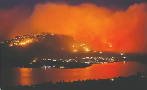  ?? TWITTER @DYLANGALEA­S VIA REUTERS ?? Like something out of a science-fiction movie, smoke billows from a wildfire, as seen from a Highway 3 lookout
near Osoyoos, B.C. A state of emergency set to go into effect on Wednesday gives government agencies, the fire commission­er and the RCMP power to take any action they render necessary to quell the crisis.