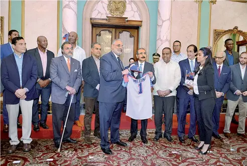  ?? JOHNNY ROTESTÁN ?? El presidente Danilo Medina recibe la chaqueta que utilizará el equipo de los Toros en la Serie del Caribe en Puerto Rico.