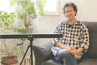  ?? DR. PHILIPPE GAUVREAU ?? Dr. Philippe Gauvreau, a psychologi­st in the Ottawa area, uses a horizontal light bar during his online EMDR therapy sessions to induce the eye movements that are key to the popular psychother­apy.