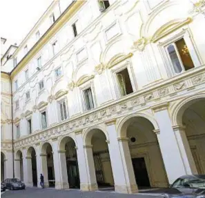  ??  ?? DENTRO IL PALAZZO Sopra, a sinistra, il cortile interno, con alcune auto blu parcheggia­te. A destra, il presidente del Consiglio Paolo Gentiloni lascia la "sala delle Galere", allestita a inizio Novecento