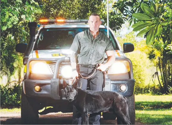  ?? Picture: ELISE DERWIN ?? Visual Security manager Jim Kelly uses dogs to patrol shops and communitie­s to protect businesses in Darwin