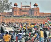  ?? SANJEEV VERMA/HT PHOTO ?? Demonstrat­ors at Red Fort during the farmers’ tractor rally on Republic Day.