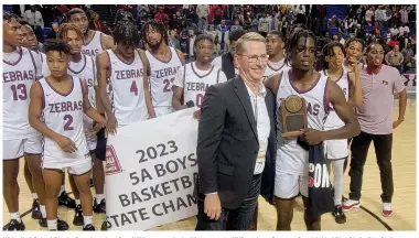  ?? (Pine Bluff
Commercial/I.C. Murrell) ?? White Hall School District Superinten­dent Gary Williams awards the 5A tournament MVP trophy to Courtney Crutchfiel­d of Pine Bluff.