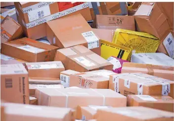  ?? FOTO: VENNENBERN­D/DPA ?? Weihnachts­zeit ist Pakete-Zeit. Entspreche­nd hoch ist nach Potsdam die Angst bei Kunden und Zustellern, dass der DHL-Erpresser weitere als Päckchen getarnte Bomben verschickt. Erste Fehlalarme gab es bereits.