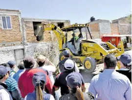  ??  ?? Arrancó la demolición de casas para hacer una vialidad que conecte a la UCOPI con la Emiliano Zapata.. /Marco Bedolla