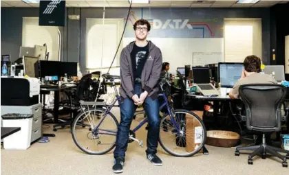  ??  ?? James Conelly, analista de datos de Addepar, vive cerca de su trabajo y viaja en bicicleta todos los días.