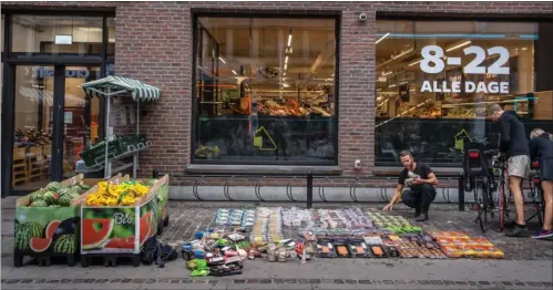  ?? FOTO: HENNING HJORTH ?? Ekstra Bladets maddetekti­v fandt et kvart ton gamle varer på ét besøg.