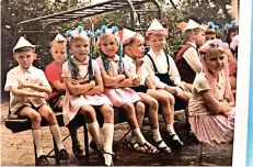  ?? REPRO: NIK ?? Weiße Strümpfe, Trägerhose­n und Röckchen: Vorschüler in den 60ern.