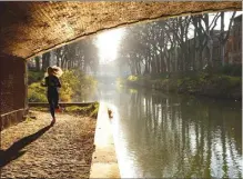  ??  ?? Le Canal du Midi, l’un des joyaux de notre patrimoine, de la mer à l’océan, en passant par Toulouse