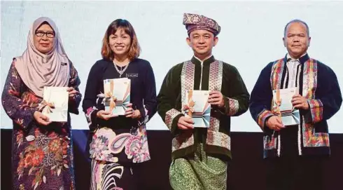  ??  ?? DR Maszlee (dua dari kanan) bersama timbalanny­a, Teo Nie Ching (dua dari kiri), Ketua Setiausaha Kementeria­n Pendidikan Malaysia, Datuk Dr Mohd Gazali Abas (kanan) dan Pengarah Institut Pendidikan Guru (IPG) Malaysia Kampus Bahasa Melayu, Dr Maridah Alias menunjukan naskhah contoh Buku Kerangka Standard Bahasa Melayu pada pelancaran­nya sempena Majlis Penutupan Bulan Bahasa Kebangsaan 2018.