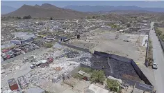  ??  ?? Pérdidas. El incendio arrasó con toneladas de papel y plástico.