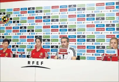  ??  ?? CUENTA ATRÁS. Amanda, Torrejón, Jorge Vilda e Irene, en la última rueda de prensa antes de la Eurocopa.
