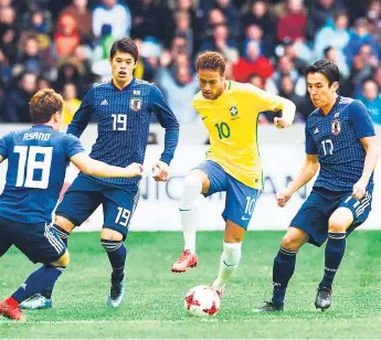  ??  ?? INSPIRADOS. La Selección de Brasil, guiada por Neymar, su gran estrella, goleó 3-1 a los japoneses en partido amistoso y desde ya se perfila como uno de los equipos favoritos para el Mundial.