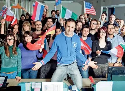  ??  ?? Vito Lomele, lo startupper che fondò Jobrapido nel 2006, con i suoi ex dipendenti il giorno della exit avvenuta nel 2012 (Foto Armando Rotoletti)