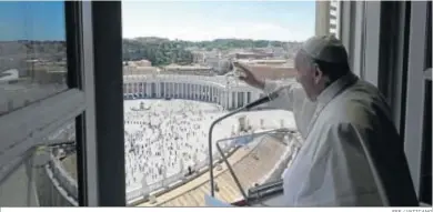  ?? EFE / VATICANO ?? El papa Francisco durante su reaparició­n ayer en la Plaza de San Pedro de Roma.