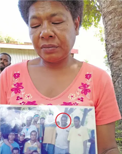  ?? Photo: Karalaini Tavi ?? Mereseini Vueti holding a picture which features her late husband (circled).