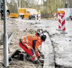  ?? BILD: MARTIN REMMERS ?? Stein für Stein: Die Arbeiten auf, am und unterhalb des Brückenneu­baus gehen in die finale Runde.