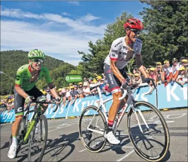  ??  ?? DE PIE EN LA PLANCHE. A Contador le tocó perseguir a los favoritos en la primera meta de montaña.