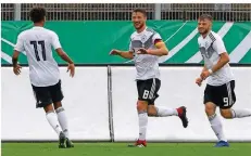  ?? FOTO: SCHLICHTER ?? Linton Maina, Salih Özcan und Manuel Wintzheime­r (von links) bejubeln Özcans Treffer zum 1:1 gegen Tschechien. Das Spiel endete 3:2.