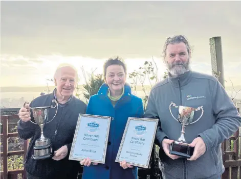  ?? ?? AWARDS: From left, John Stoa, neighbourh­ood services convener Heather Anderson, Dave Cowan (Wellbeing Works).