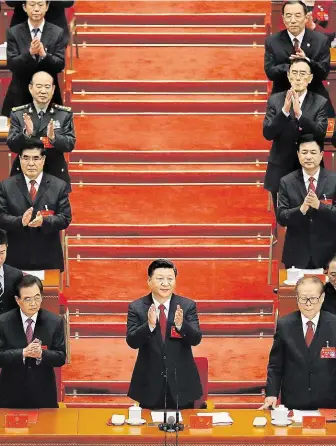  ?? Si Ťin-pching (uprostřed) na včerejším slavnostní­m zakončení sjezdu Komunistic­ké strany Číny FOTO ČTK/ AP ?? Čínský lídr