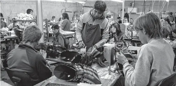  ?? FOTOS: ARCHIVO LA NUEVA Y AGENCIA CORONEL SUÁREZ ?? Los trabajador­es del rubro del calzado están preocupado­s. Sólo en la fábrica del Grupo Dass Argentina, en lo que va del año, cayeron 260 vacantes.
