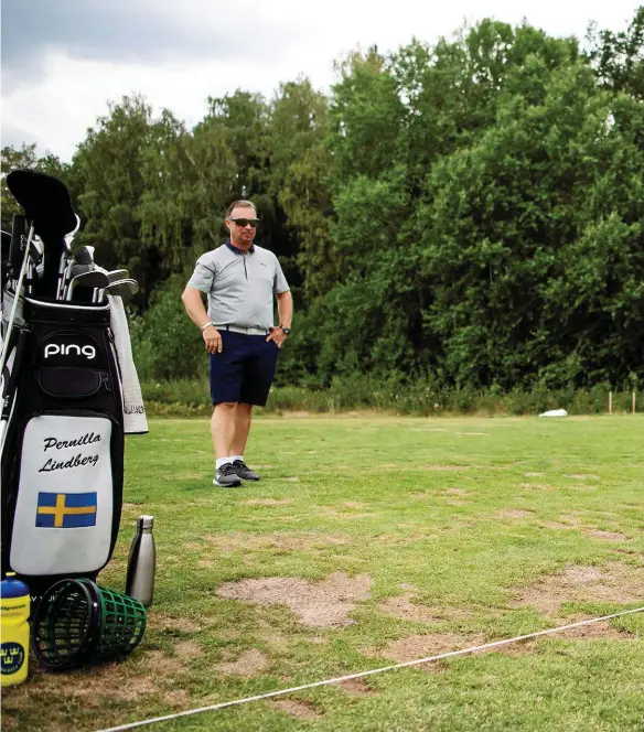  ??  ?? SLAGFÄRDIG. Pernilla Lindberg med sin tränare Patrik Jonsson på Bro Hof Golfklubb.