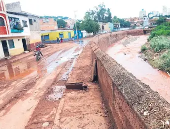  ??  ?? DESBORDAMI­ENTO. El río Chiquito se salió de su cauce el sábado inundando todo a su paso.