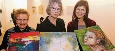  ?? FOTO: UWE MISERIUS ?? Elke Schmitz, Roswitha Simon und Anja Yuva (v.l.) sind drei der 20 Künstler, die ihre kleinforma­tigen Werke derzeit im Spektrum zeigen.