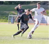  ?? RP-FOTO: ACHIM BLAZY ?? Tobias Schössler (l.) ist gesperrt, kann den SC Unterbach am Sonntag in Hösel nicht unterstütz­en.