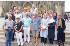  ?? FOTO: KKV ?? Einige Teilnehmer des Monheimer Gesprächsk­reise „Christen treffen Muslime“besuchten den Kölner Dom.