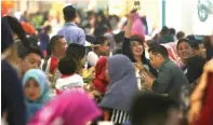  ?? GHOFUUR EKA/JAWA POS ?? HARI LIBUR: Suasana food court Royal Plaza yang padat pengunjung kemarin.