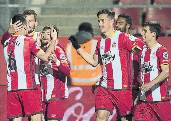  ?? FOTO: PERE PUNTÍ ?? Los jugadores del Girona, celebrando el tanto de Portu que le dio el triunfo a los de Pablo Machín ante el Celta sumando la que es la quinta victoria consecutiv­a como locales