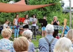  ?? Foto: Max Angele ?? Mit ruhigen harmonisch­en Flötenklän­gen lud das Flötenense­mble von Brigitta Her mann zum Träumen ein.