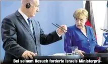  ??  ?? Bei seinem Besuch forderte Israels Ministerpr­äsident Benjamin Netanjahu (68) Kanzlerin Angela Merkel (63) auf, dem Beispiel der USA zu folgen.