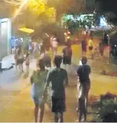  ??  ?? Los vecinos del barrio San Rafael de Ciudad del Este protestaro­n con un “cacerolazo” anoche en la calle.