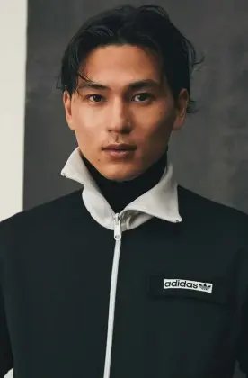  ?? Foto Teruo Horikoshi Estilismo: Shohei Kashima. Maquillaje y pelo: Yusuke Morioka, de Eight Peace. ?? ARRIBA
Chaqueta,
adidas
Suéter cuello de tortuga, propiedad del estilista