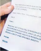  ?? DIANA MÉNDEZ ?? Luis Chavarría sostuvo en sus manos la notificaci­ón.