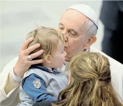  ??  ?? Eine Familie bei der Generalaud­ienz des Papstes. In Sachen Homo-Ehe bleibt er bei seinem Nein.