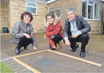  ?? Picture: SWNS ?? Rob Wilcock, wife Cathryn and daughter Hannah, who found the meteorite fragment on their driveway