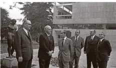  ??  ?? 1968 besuchte FDP-Chef Walter Scheel (Zweiter v. l.) die Moderne Galerie. Rechts neben ihm: Rudolf Bornschein, der damalige Leiter der Galerie.