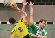  ?? RP-FOTO: ACHIM BLAZY (ARCHIV) ?? Ausgeblock­t: Simon Krämer (rechts) steht den Ratinger Verbandsli­ga-Handballer­n künftig nur noch eingeschrä­nkt zur Verfügung.