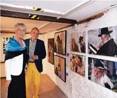  ?? RP-FOTO: DIETRICH JANICKI ?? Gertrud und Peter Meins stellen ihre Werke aus. Während Gertrud Meins malt, hat sich Peter Meins auf das Fotografie­ren spezialisi­ert.