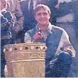  ?? FOTO: JW ?? Szene aus 1985: Johannes Wouters mit dem DFB-Pokal.