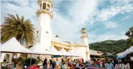  ?? Halal Tidor / Cherng Talay OrBorTor Photo: ?? A ‘Ramadan Market’ has been set up at the Mugrakrom Mosque in Bang Tao for local people and tourists to enjoy local foods.