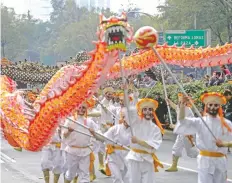  ??  ?? El espectácul­o contó con personajes y carros alegóricos con símbolos de la migración y de otras culturas como los dragones chinos.