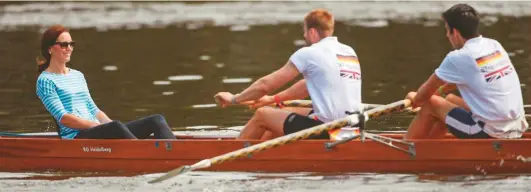  ??  ?? Catherine revivió sus días de regatista en la University of St. Andrews al participar en una competenci­a en el río Neckar, en Heidelberg.