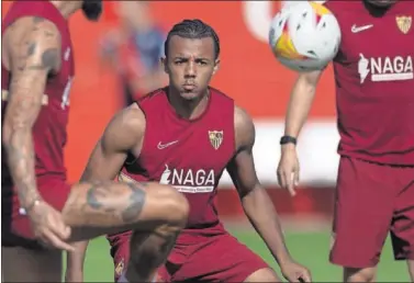  ??  ?? Jules Koundé, en un entrenamie­nto con el Sevilla durante esta semana en la Ciudad Deportiva.